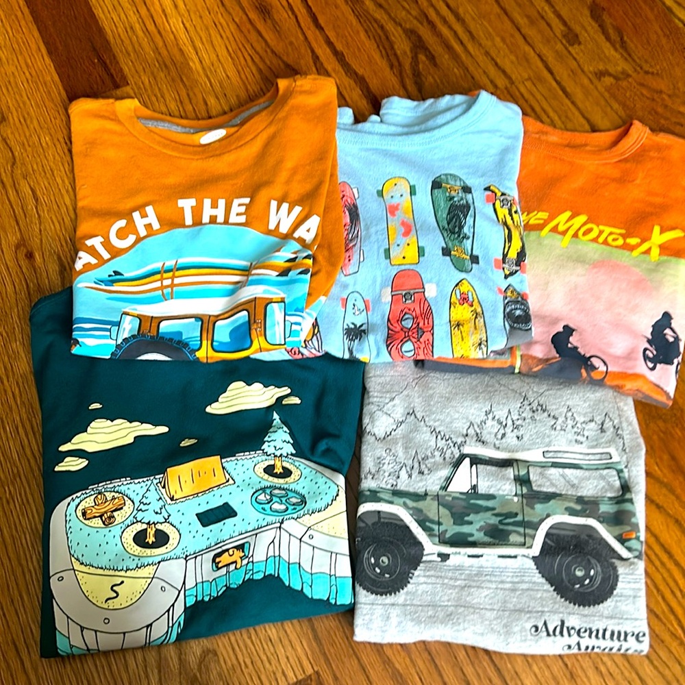 3 gap 2 old navy size 8 graphic T shirts (total of 5 T shirts)